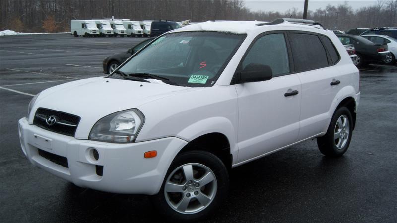 White Hyundai Tucson 2005. Used Car - 2005 Hyundai Tucson