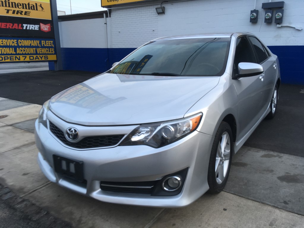 Used 2014 Toyota Camry SE Sedan 10,690.00
