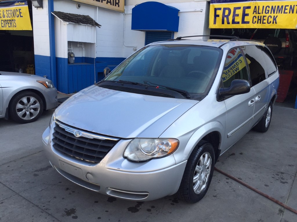 Used 2006 Chrysler Town & Country Minivan 3,590.00