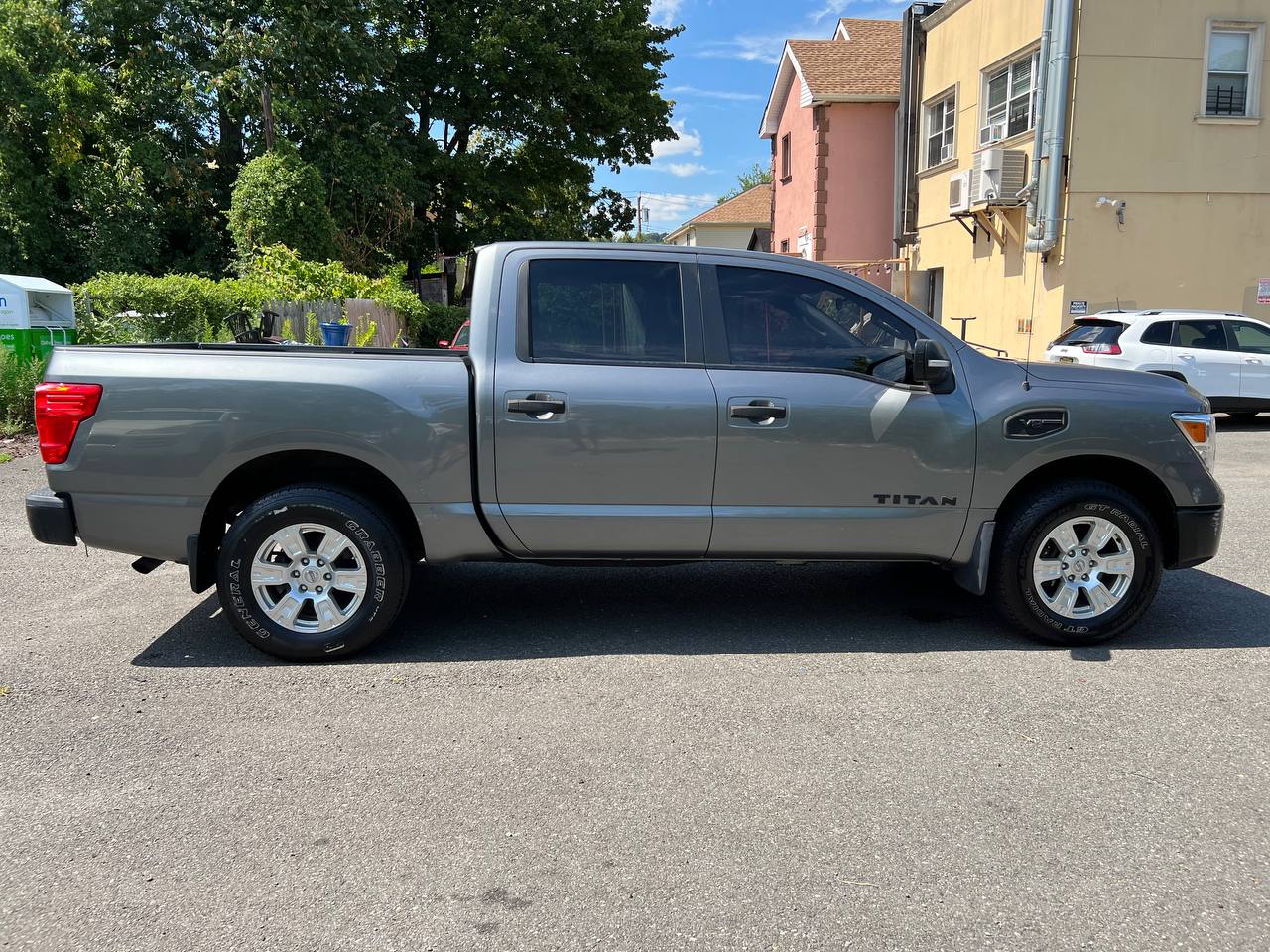 Used - Nissan Titan SV 4x4 Crew Cab Pickup Truck for sale in Staten Island NY