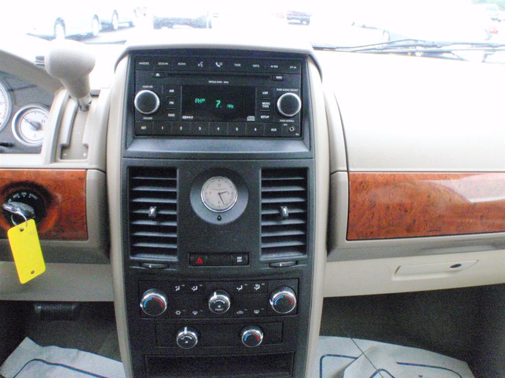 Pre-owned Car Town & CountryChrysler