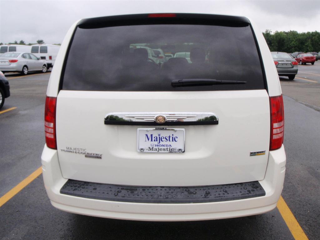 Pre-owned Car Town & CountryChrysler